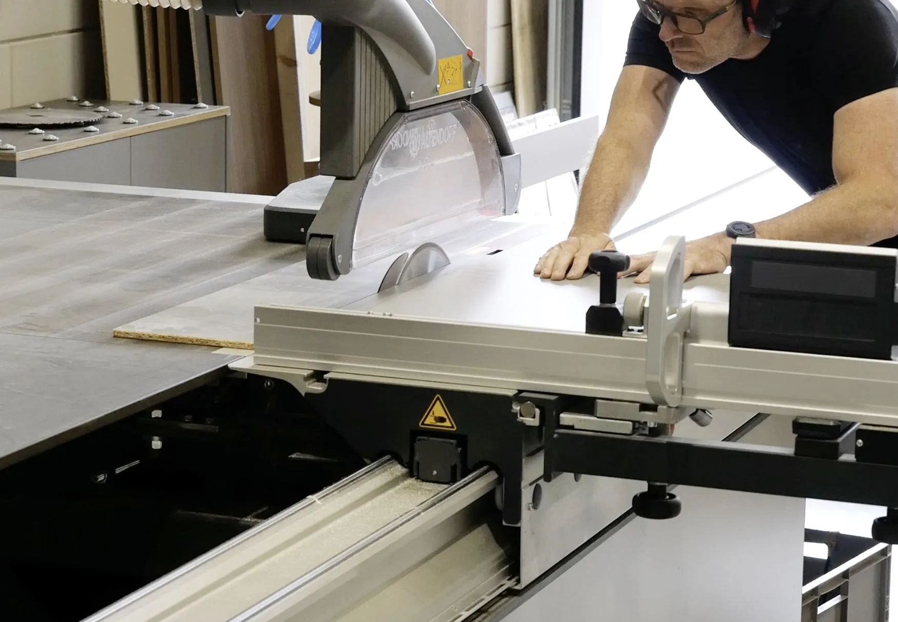 Meubelmaker van Maat & Stijl aan het werk in de eigen werkplaats